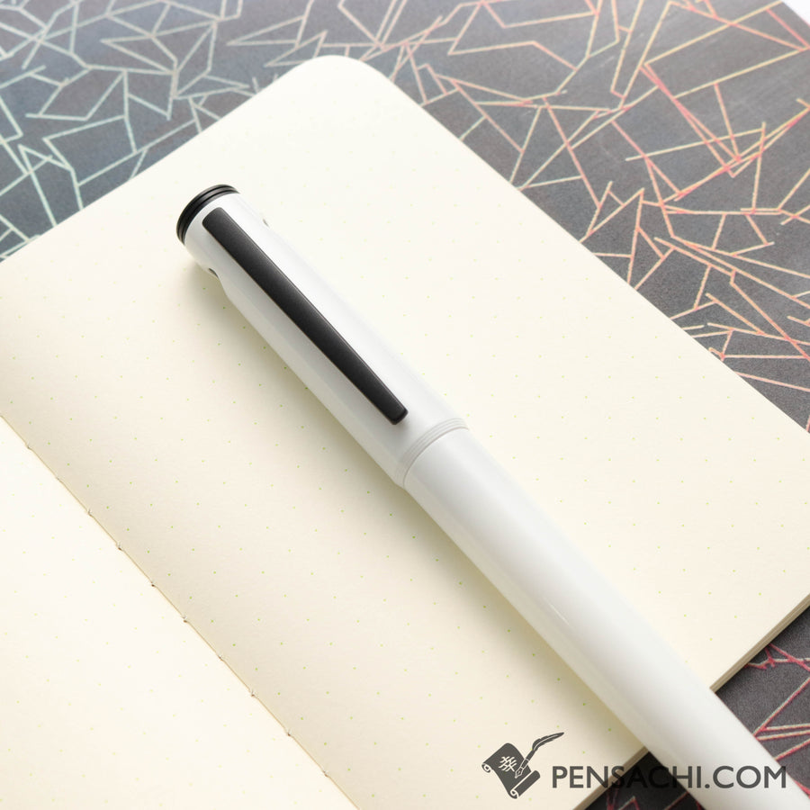 PILOT Lightive Fountain Pen - Active White - PenSachi Japanese Limited Fountain Pen