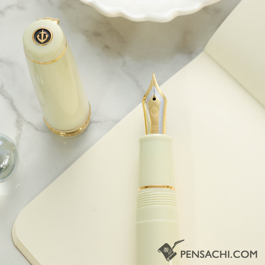 SAILOR Limited Edition Pro Gear Classic Fountain Pen - Daisy White